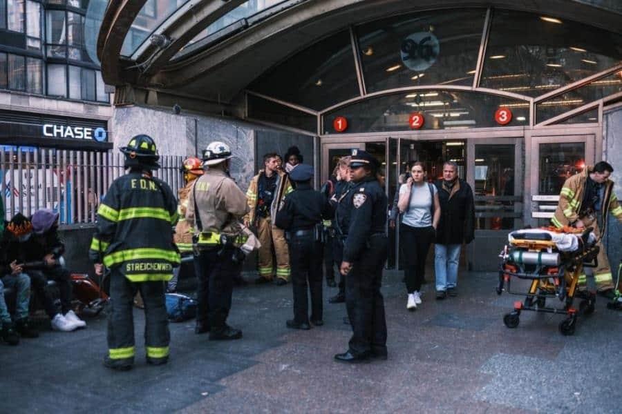 Dos trenes chocan y se descarrilan en el metro de NY; hay más de 20 heridos