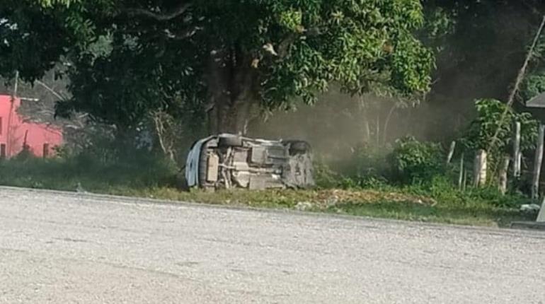 Choca camioneta contra un árbol en la Frontera – Villahermosa