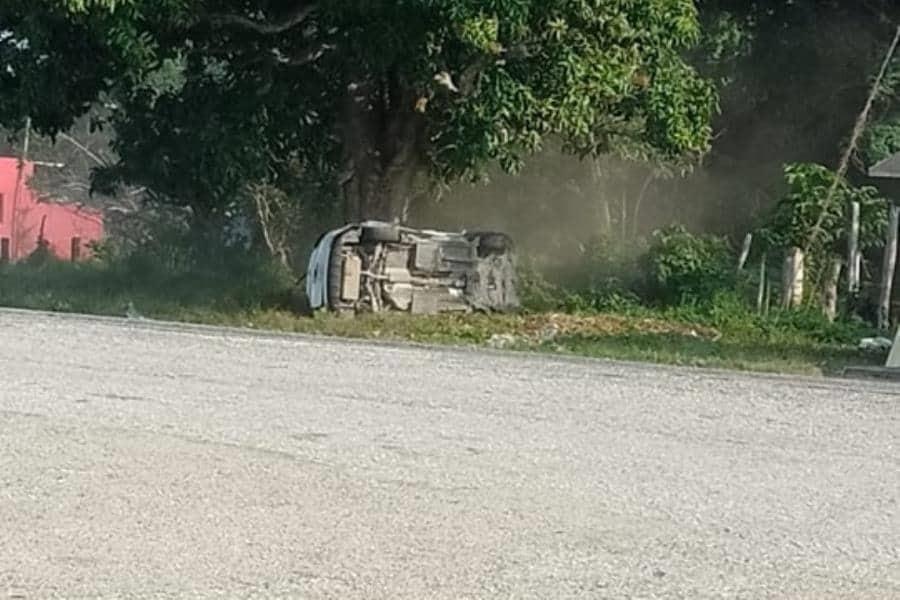 Choca camioneta contra un árbol en la Frontera – Villahermosa