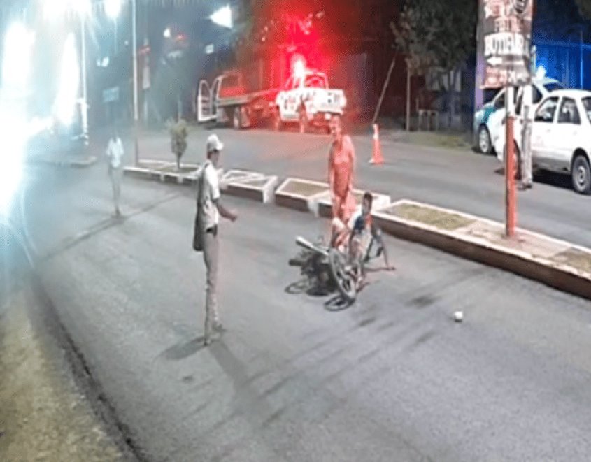 Agentes de tránsito "provocan" accidente a motociclistas en Jalpa de Méndez