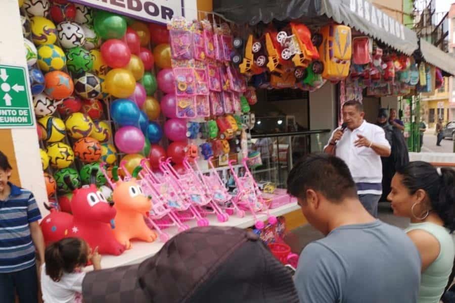 Los Reyes y Calditaco regalan una sonrisa a niños de escasos recursos