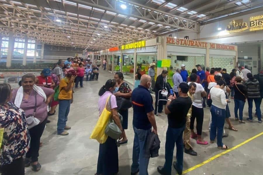 Adultos mayores hacen fila por horas para cobrar pensión, cajero se queda sin fondos en el Pino Suárez