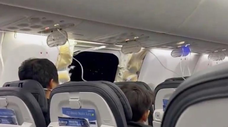 Se desprende ventana de avión en pleno vuelo en EE.UU