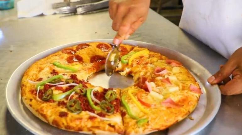 Panadero tabasqueño crea la rosca-pizza; hay 3 especialidades