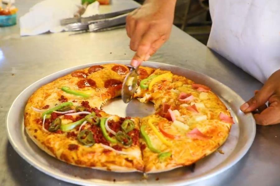 Panadero tabasqueño crea la rosca-pizza; hay 3 especialidades