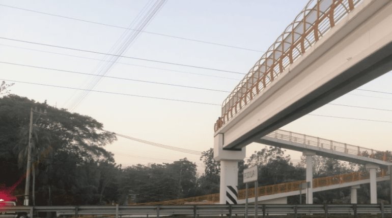 Lo ejecutan en puente peatonal de la Cárdenas-Villahermosa