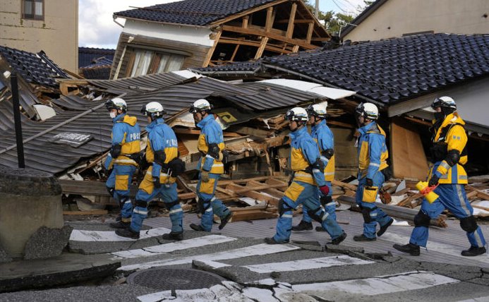 Rescatan en Japón a mujer de 90 años que llevaba cinco días bajo los escombros 