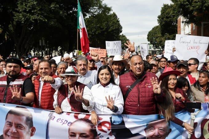 Morenistas de Puebla marchan contra candidaturas "chapulines"