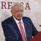 AMLO se defiende ante críticas por saludo a diputada trans de Morena