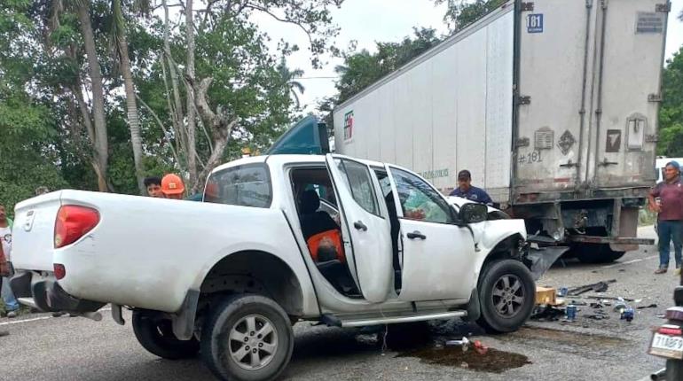 Impacta camioneta contra tráiler en vía corta Cunduacán – Comalcalco