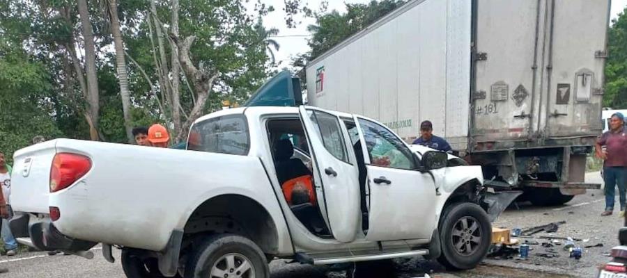 Impacta camioneta contra tráiler en vía corta Cunduacán – Comalcalco