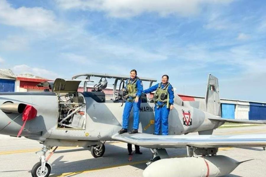 Realiza Marina primer vuelo de Texan T-6C+ con tripulación sólo de mujeres