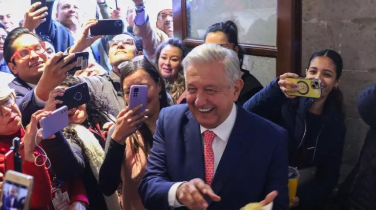 No salió muñeco: AMLO parte rosca de Reyes con periodistas