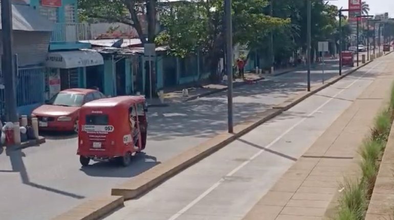 ¡Mantienen pochis desafío a Semovi! Circulan en sentido contrario en malecón de Gaviotas