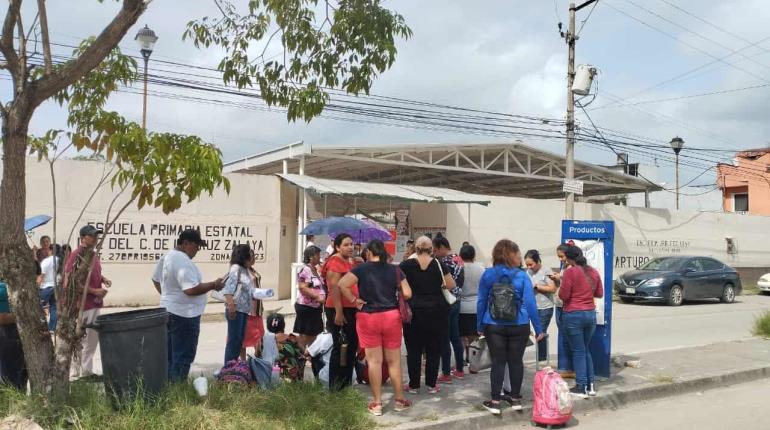 Cierran padres de familia primaria y vialidad en el Fraccionamiento Olmeca por falta de energía eléctrica