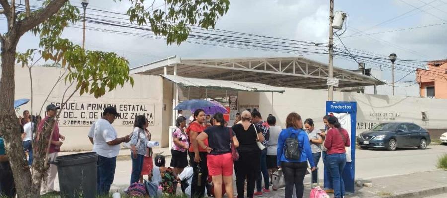 Cierran padres de familia primaria y vialidad en el Fraccionamiento Olmeca por falta de energía eléctrica