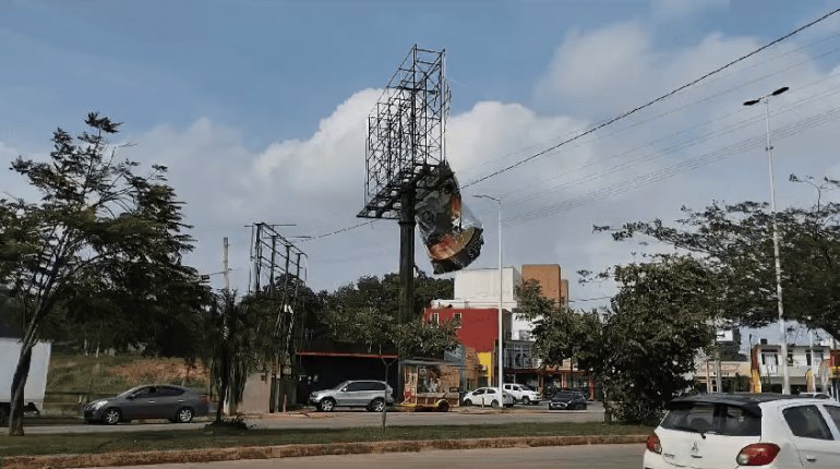 Rachas de viento derriban árboles y espectaculares en Villahermosa