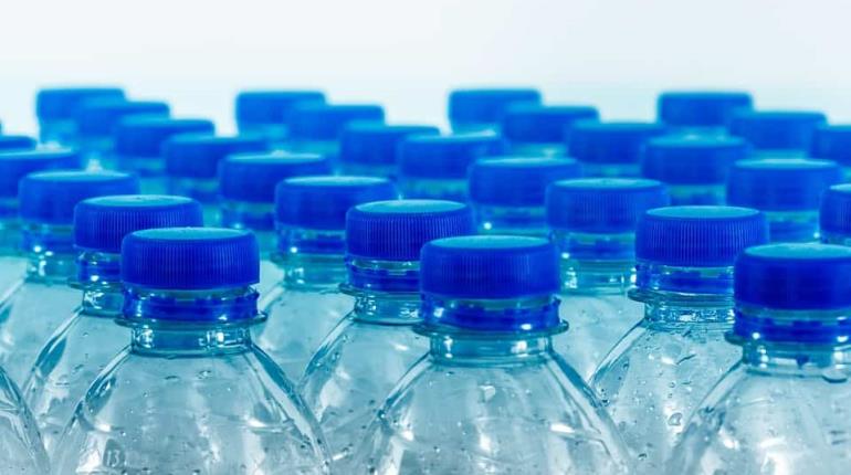 Hallan cerca de 250 mil partículas de nanoplásticos en un litro de agua embotellada