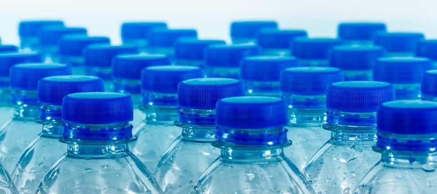 Hallan cerca de 250 mil partículas de nanoplásticos en un litro de agua embotellada