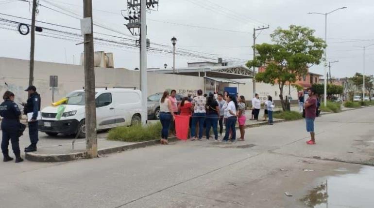 Cierran padres de familia primaria y calle en el Fraccionamiento Olmeca por falta de energía eléctrica