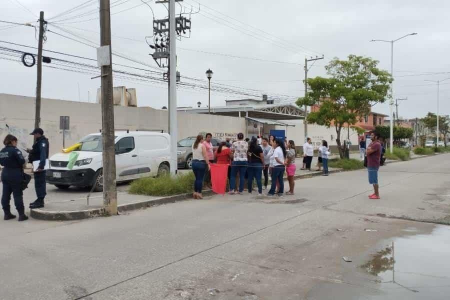 Cierran padres de familia primaria y calle en el Fraccionamiento Olmeca por falta de energía eléctrica