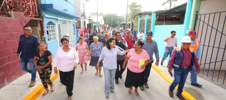 Entrega Centro obras de alumbrado y vialidad en Casa Blanca