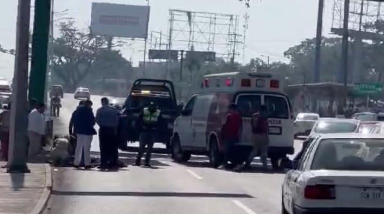 Mujer evita puente peatonal y la atropellan en Av. Universidad