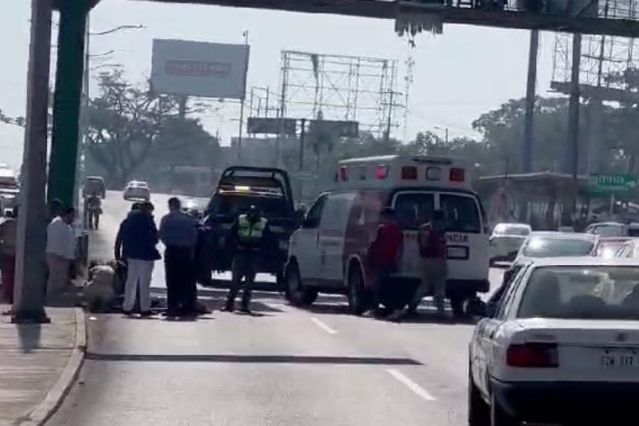 Mujer evita puente peatonal y la atropellan en Av. Universidad