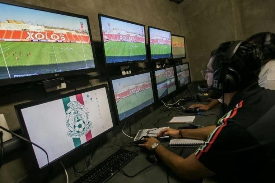 Árbitros de Liga Mx informarán decisiones del VAR a través del sonido local