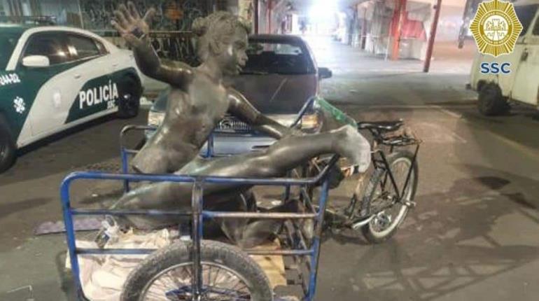 Cae hombre tras robarse 2 estatuas de parque en CDMX