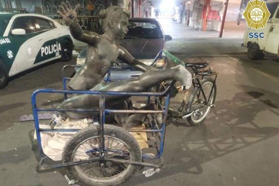 Cae hombre tras robarse 2 estatuas de parque en CDMX