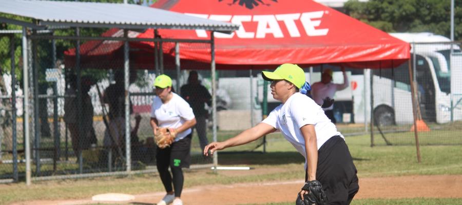 Tabasqueña, Karen Natalí, busca debutar en softbol profesional con Las Olmecas