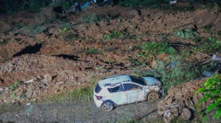 Reza Francisco por víctimas de derrumbe en Colombia