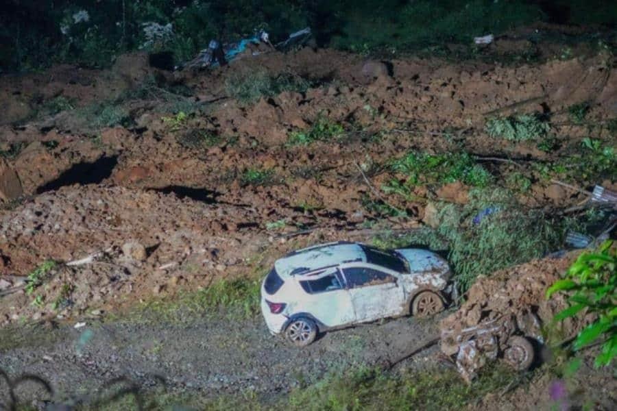 Reza Francisco por víctimas de derrumbe en Colombia