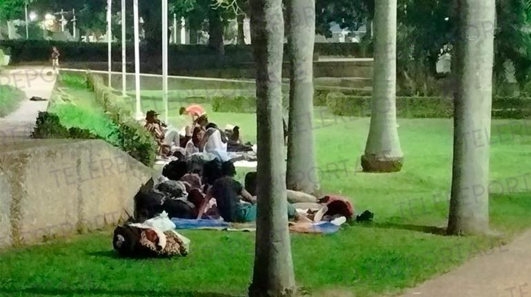 Pernoctan migrantes en el parque Tomás Garrido