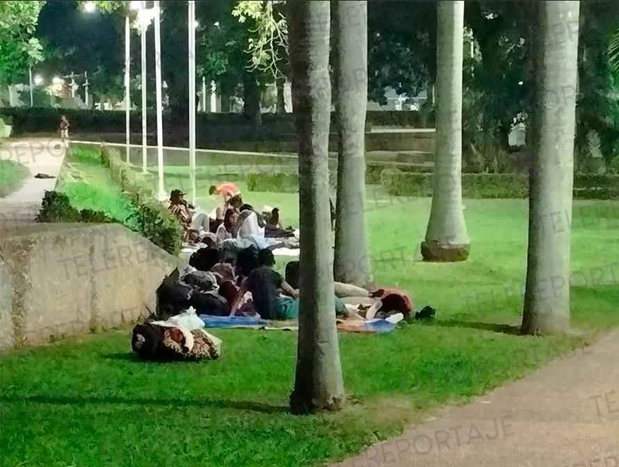 Pernoctan migrantes en el parque Tomás Garrido