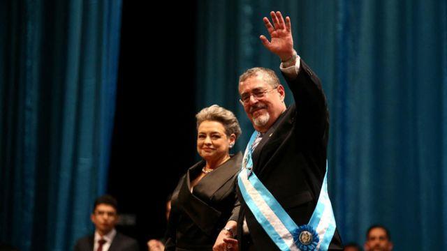 Tras larga sesión, asume Bernardo Arévalo como presidente de Guatemala