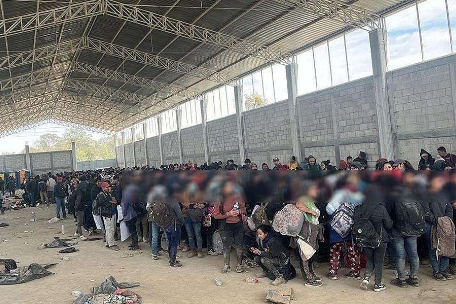 Hallan a más de 700 migrantes en bodega de Tlaxcala y caen 4 presuntos polleros