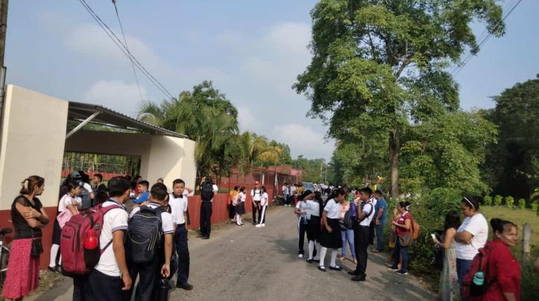 Cierran Telesecundaria en Comalcalco por falta de intendente e internet