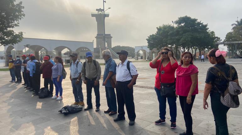 Vuelven exburócratas a protestar, mantienen reclamo por laudos y plazas