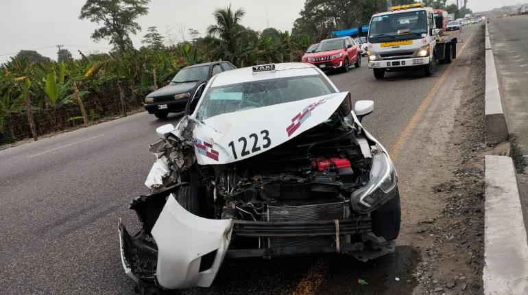 Impacta taxista contra carriles centrales de la Villahermosa–Cárdenas