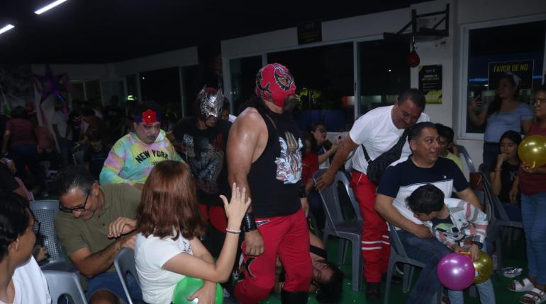 Celebran ´Día de Reyes´ con función de lucha libre y boxeo en el gimnasio ´Sammy Ventura´