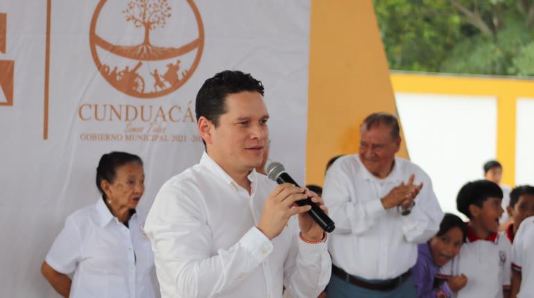 Inaugura Abraham Cano barda en primaria de Cunduacán