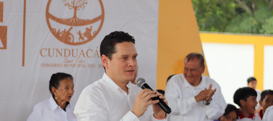 Inaugura Abraham Cano barda en primaria de Cunduacán