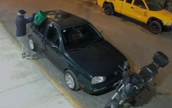 Sujeto se prende fuego al intentar quemar vehículo en CDMX