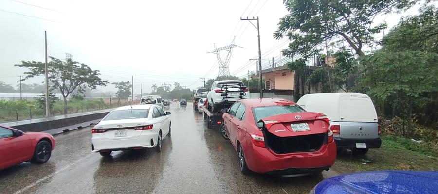 Más de 10 choques en Centro, dejan lluvias del frente frío 27