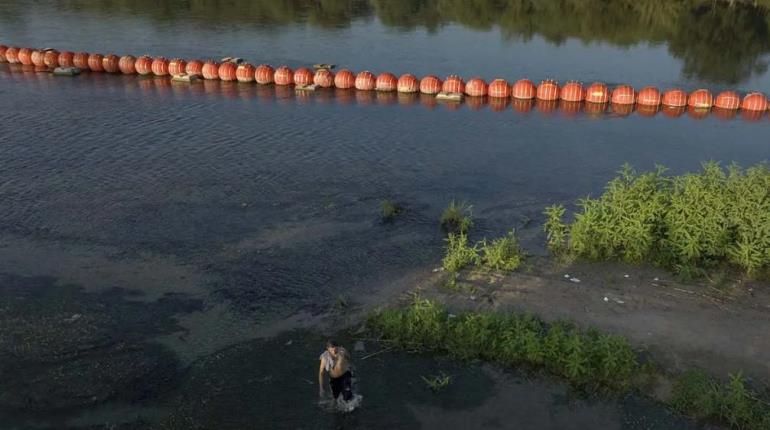 Gana Texas apelación para mantener boyas en la frontera con México