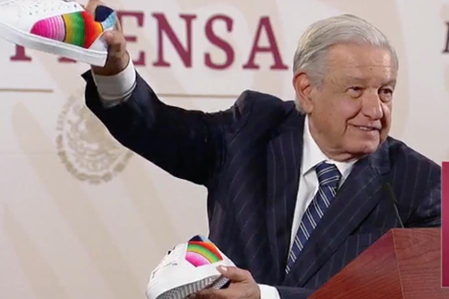 Presume AMLO tenis con diseño de Sarape, que le regalaron becarios de Jóvenes Construyendo el Futuro