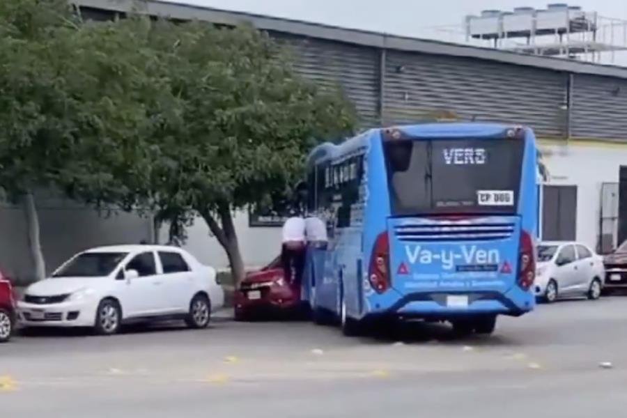 Chofer olvida ponerle freno a camión y choca contra auto en Yucatán