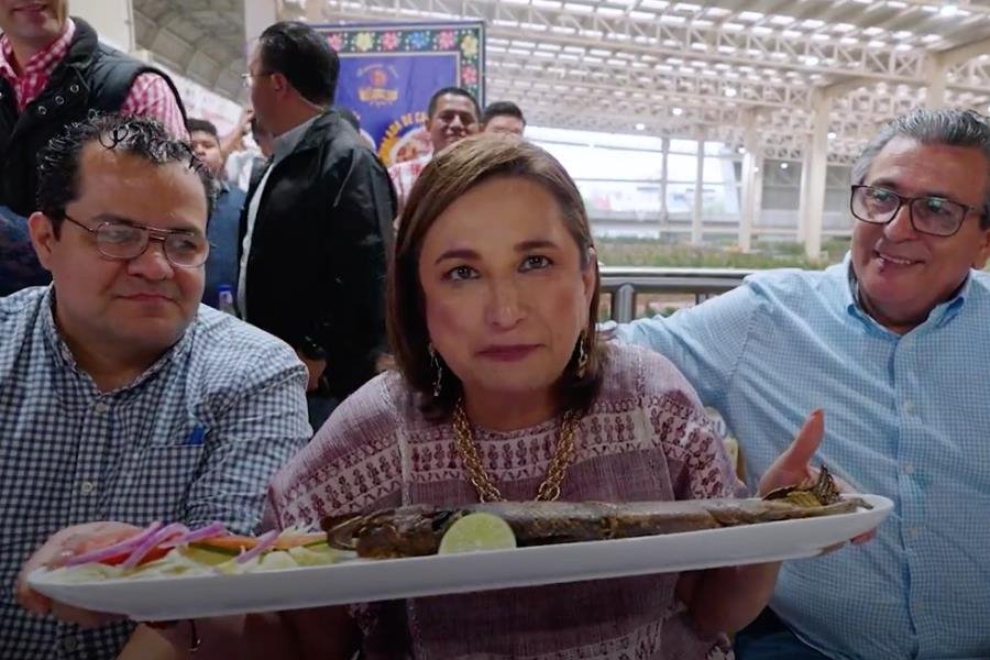 Xóchitl desayuna pejelagarto en tierra de AMLO